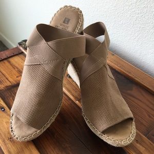 WHITE MOUNTAIN WEDGE SANDALS